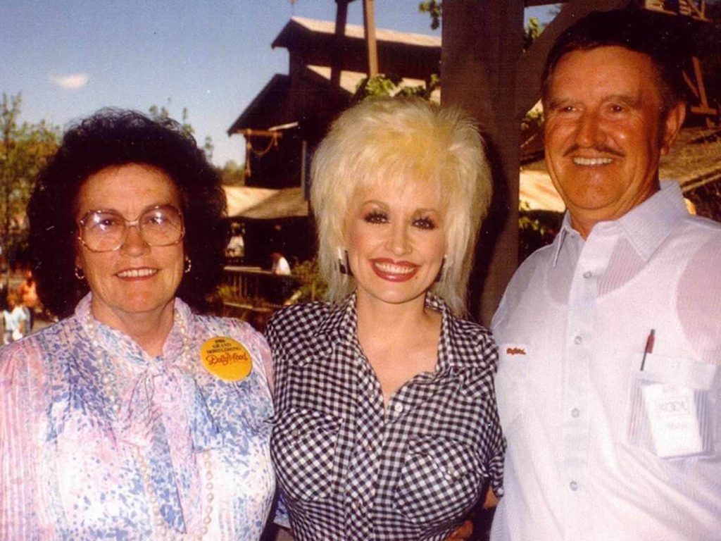 Dolly Parton with her parents